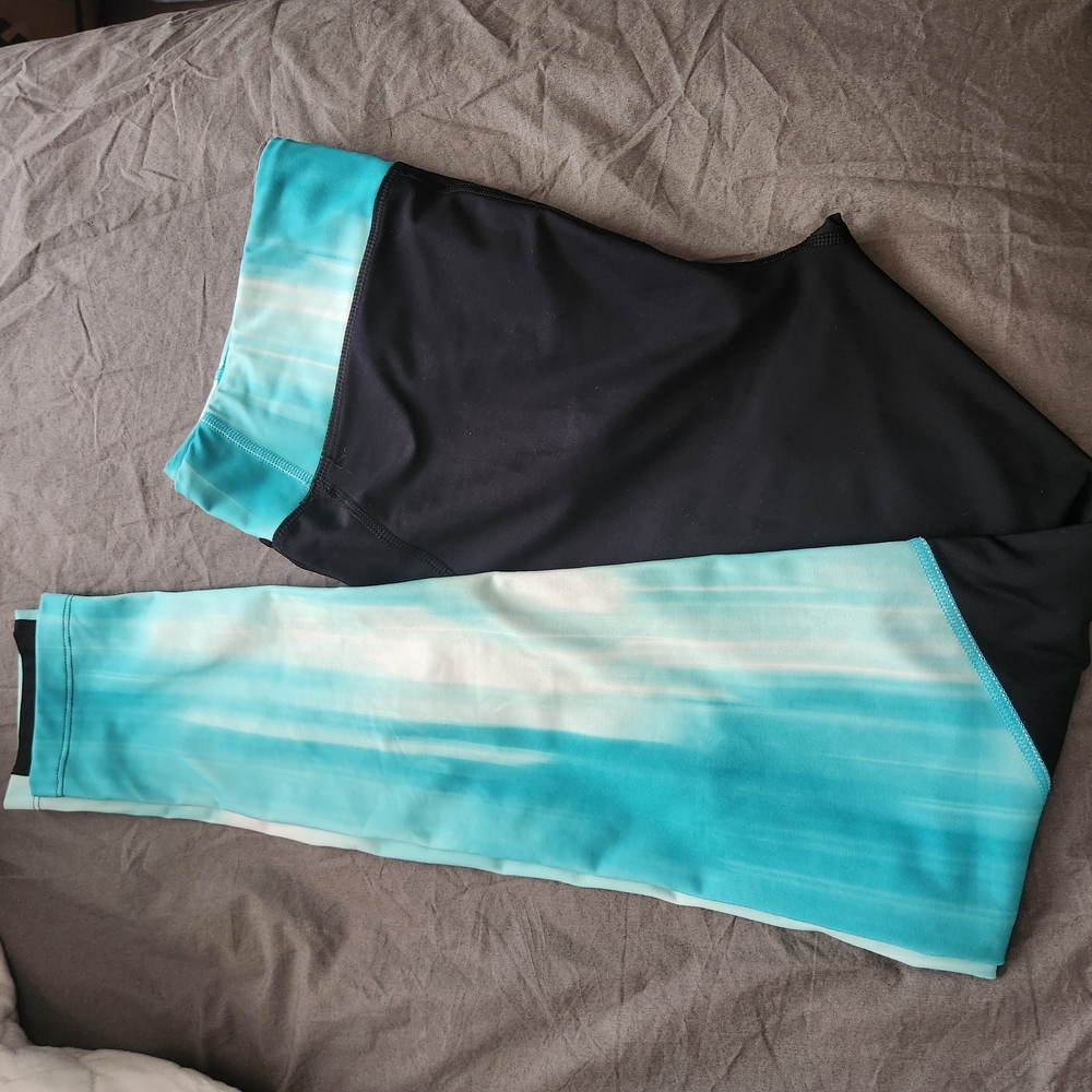 SOLD! Under armour Blue and Black Ombre Leggings